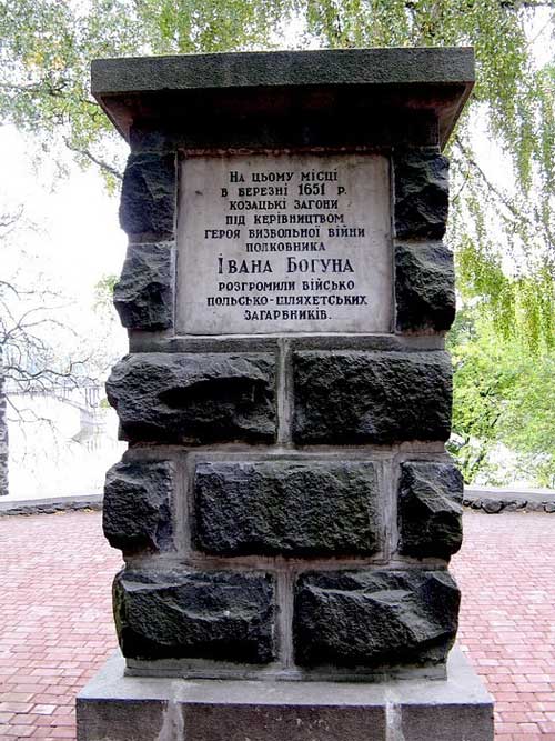 На цьому фото кінця ХІХ ст. чітко видно, що оборонний комплекс зберігався в доволі непоганому вигляді. Але на жаль, ХХ століття забрало більшу частину Мурів