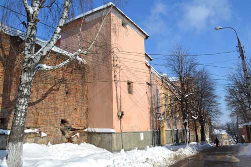 Рожева будівля на фото – перебудована башта єзуїтського оборонного комплексу