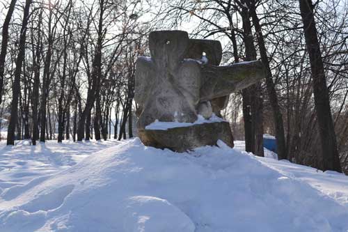 Хрест українсько-польського примирення. Два хрести, вирізьблені з одного каменя, символізують два слов’янських народи, роз’єднані ворожнечею. Об’єднує два хрести і вигріває писанку (символ життя) – лелека