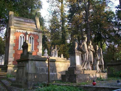 Алея Личаківського цвинтаря. Фото І. Чорновола
