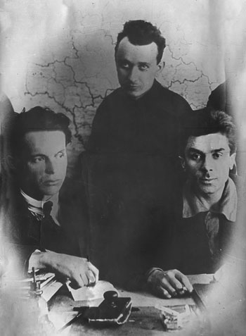 У редакції журналу «Всесвіт» (зліва): Олександр Довженко, Кость Гордієнко, Микола Хвильовий (Харків, 1925).