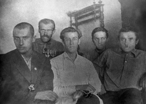 Сидять (зліва): Володимир Сосюра, Павло Тичина, Микола Хвильовий