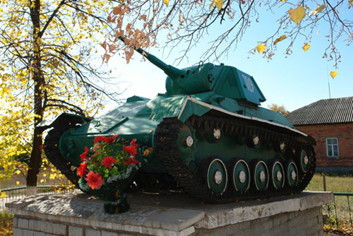 Танк Т-70 у братской могилы в с. Гавриловка (сейчас часть с. Солоницевка) Дергачевского района. Андрей Парамонов. ПОСЛЕДНЯЯ БИТВА ЗА ХАРЬКОВ. «Таланты советских полководцев или какой ценой был освобожден Харьков»