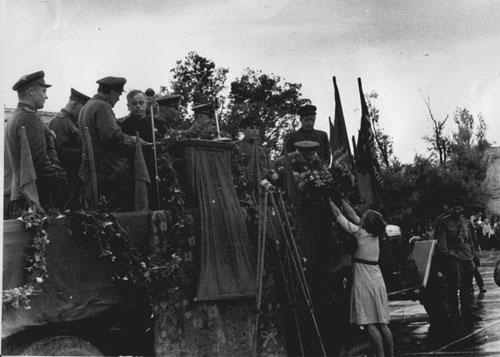 Митинг в освобожденном Харькове, 30 августа 1943 г. на трибуне: Н. С. Хрущов, Д. С. Коротенко, И. И. Профатилов, М. С. Гречуха, Г. К. Жуков, И. С. Конев, М. С. Грушецкий. Андрей Парамонов. ПОСЛЕДНЯЯ БИТВА ЗА ХАРЬКОВ. «Таланты советских полководцев или какой ценой был освобожден Харьков»