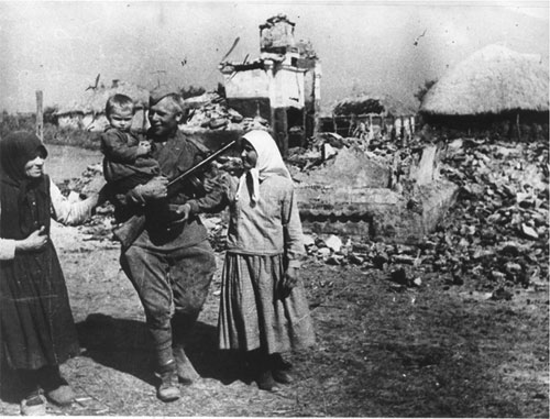 Советский солдат в родном селе под Харьковом. Андрей Парамонов. ПОСЛЕДНЯЯ БИТВА ЗА ХАРЬКОВ. «Таланты советских полководцев или какой ценой был освобожден Харьков»