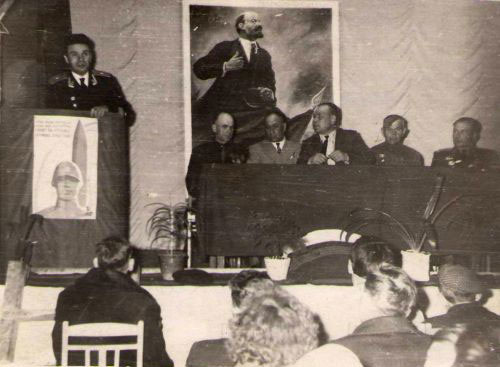 Капитан-лейтенант К. Прохатский выступает в клубе с. Тарановка, 1968 г.