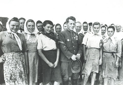 П. Н. Широнин, среди колхозниц с. Тарановка, 1950-гг.