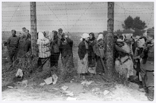 жінки біля Дарницького табору