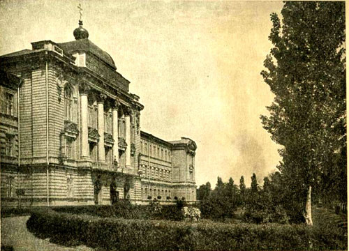 Головний фасад корпусу училища після добудов початку 1910-х років. За публікацією 1915 р.